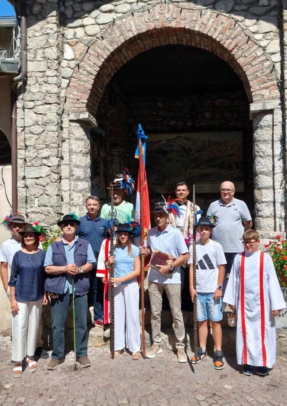 Gli Abbà e i Soci della Compagnia con le alabarde e la bandiera